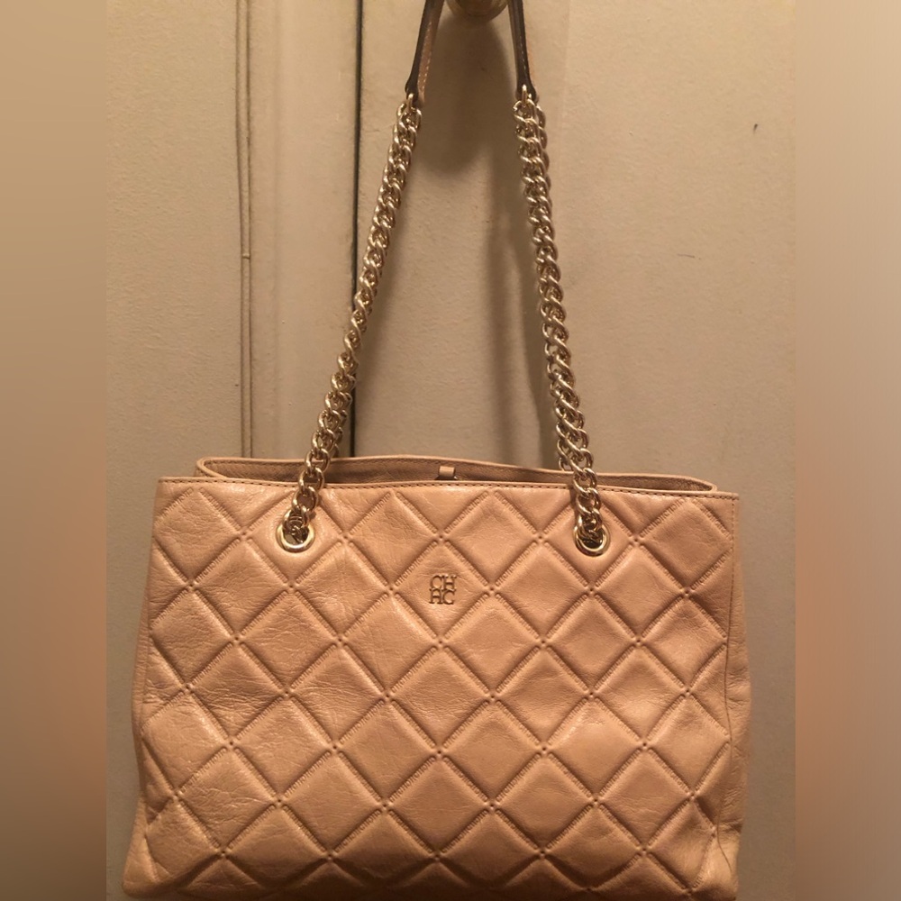 Gorgeous Carolina Herrera neutral camel colored quilted leather shoulder bag